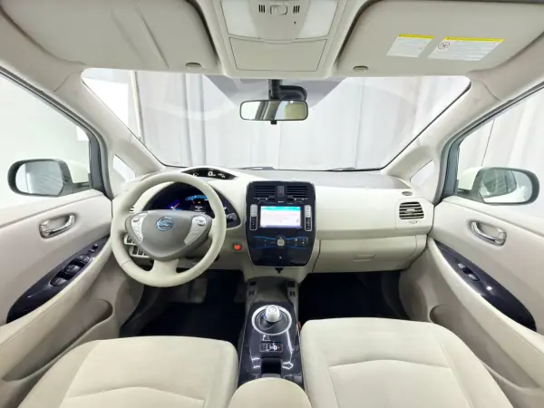 Nissan Leaf 2013 - 6500 EUR, 54000 km - AUTO.MOTO.pt - 54000km - foto 9 de 21