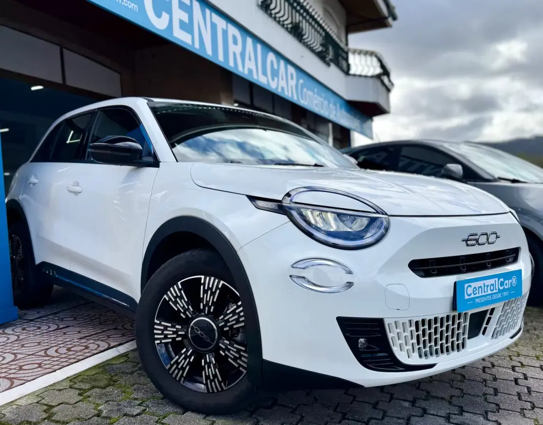 Fiat 600 2025 - 20950 EUR, 14000 km - AUTO.MOTO.pt - 14000km - foto 1 de 31