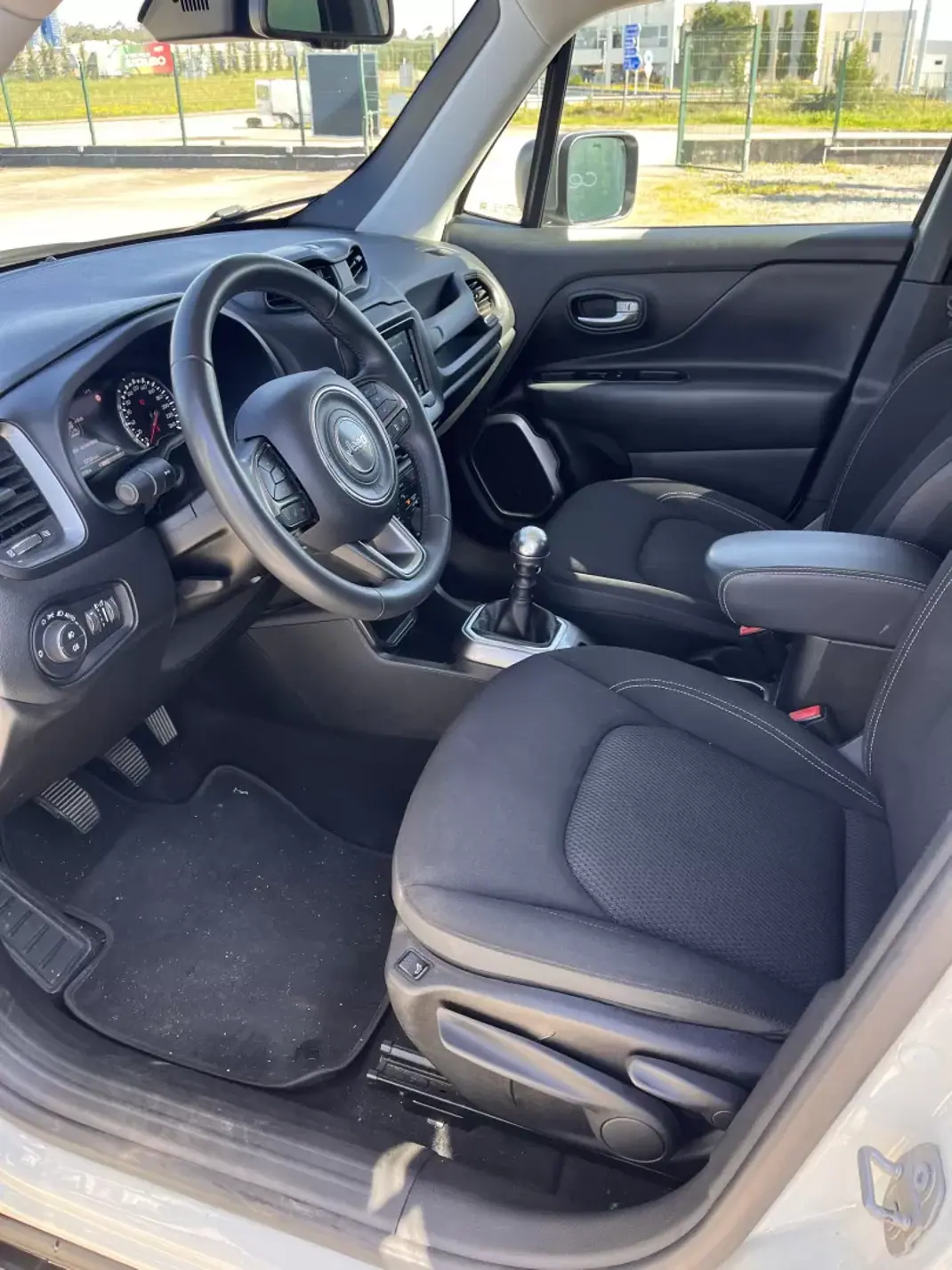 Jeep Renegade 2022 - 18500 EUR, 82500 km - AUTO.MOTO.pt - 82500km - foto 19 de 21