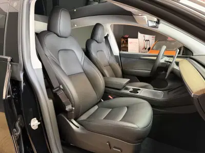 Tesla Model Y 2023 - 36500 EUR, 16200 km - 16200km - foto 9 de 15