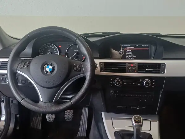 BMW 320 2010 - 12390 EUR, 171728 km - AUTO.MOTO.pt - 171728km - foto 4 de 12