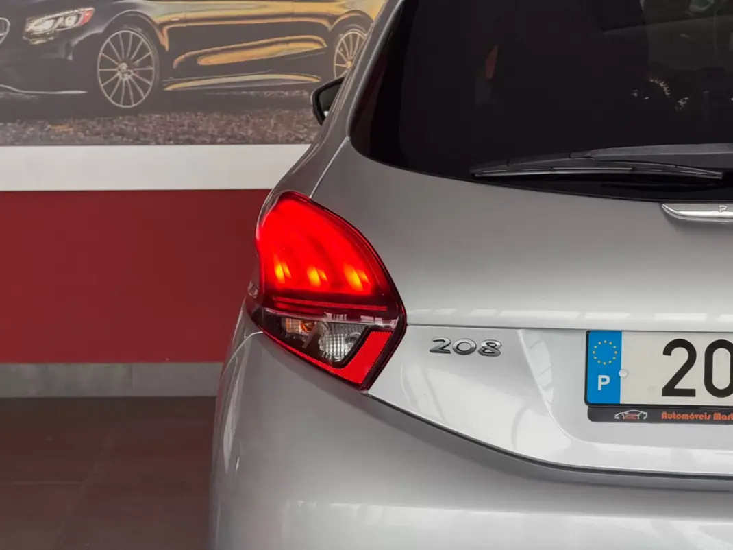 Peugeot 208 2018 - 13500 EUR, 100609 km - AUTO.MOTO.pt - 100609km - foto 10 de 21