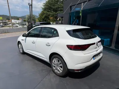 Renault Mégane 2022 - 15900 EUR, 121000 km - AUTO.MOTO.pt - 121000km - foto 5 de 11