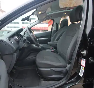 Peugeot 5008 2015 - 7450 EUR, 221000 km - AUTO.MOTO.pt - 221000km - foto 11 de 26
