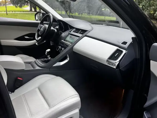 Jaguar E-Pace 2018 - 29750 EUR, 77000 km - AUTO.MOTO.pt - 77000km - foto 42 de 53