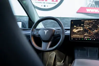 Tesla Model Y 2023 - 37900 EUR, 45000 km - AUTO.MOTO.pt - 45000km - foto 10 de 18