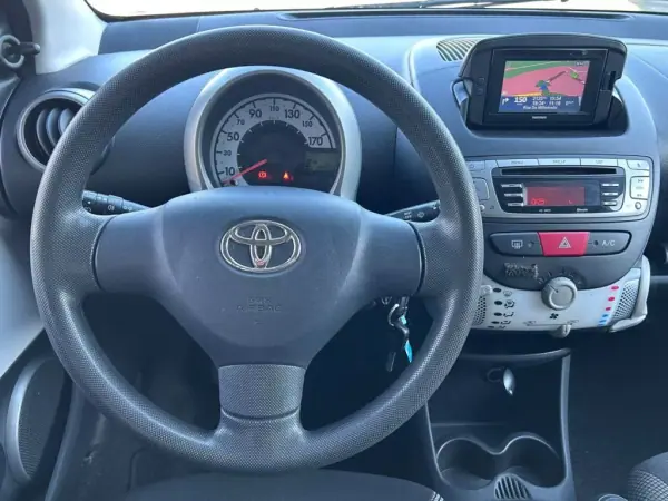 Toyota Aygo 2014 - 8900 EUR, 134000 km - AUTO.MOTO.pt - 134000km - foto 16 de 22
