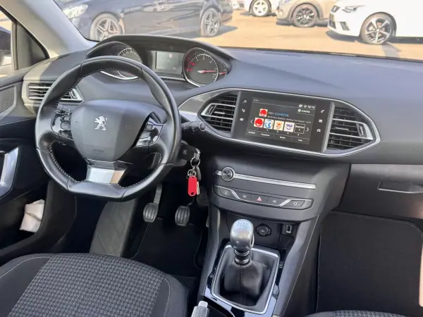 Peugeot 308 SW 2018 - 9990 EUR, 210000 km - AUTO.MOTO.pt - 210000km - foto 10 de 17