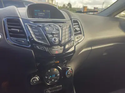 Ford Fiesta 2015 - 9990 EUR, 120400 km - AUTO.MOTO.pt - 120400km - foto 10 de 12