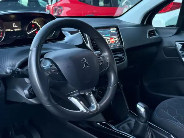 Peugeot 2008 2019 - 13250 EUR, 90000 km - AUTO.MOTO.pt - 90000km - foto 8 de 16