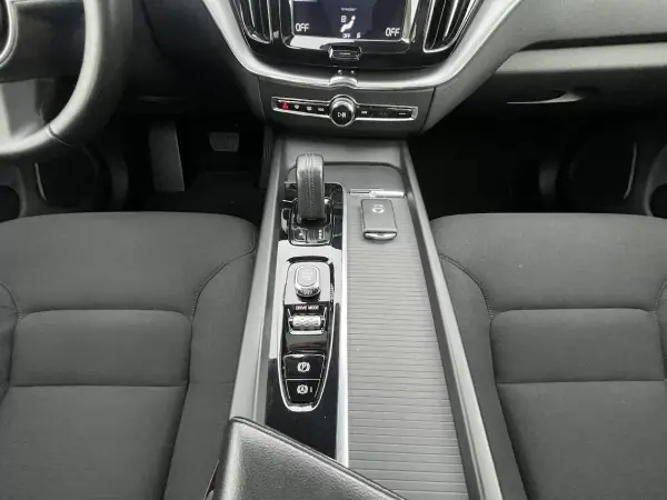 Volvo XC 60 2020 - 32750 EUR, 141000 km - AUTO.MOTO.pt - 141000km - foto 20 de 51