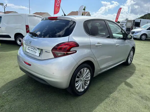 Peugeot 208 2016 - 11490 EUR, 155000 km - AUTO.MOTO.pt - 155000km - foto 7 de 12