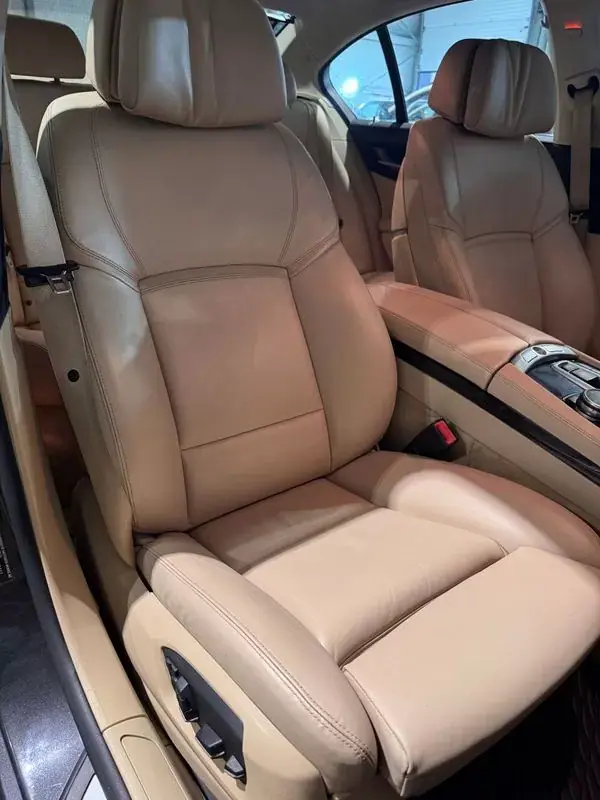 BMW 740 2014 - 21900 EUR, 306500 km - AUTO.MOTO.pt - 306500km - foto 28 de 55