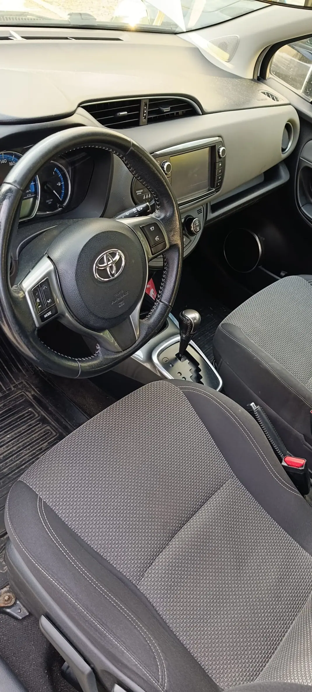 Toyota Yaris 2015 - 8500 EUR, 282500 km - AUTO.MOTO.pt - 282500km - foto 7 de 10