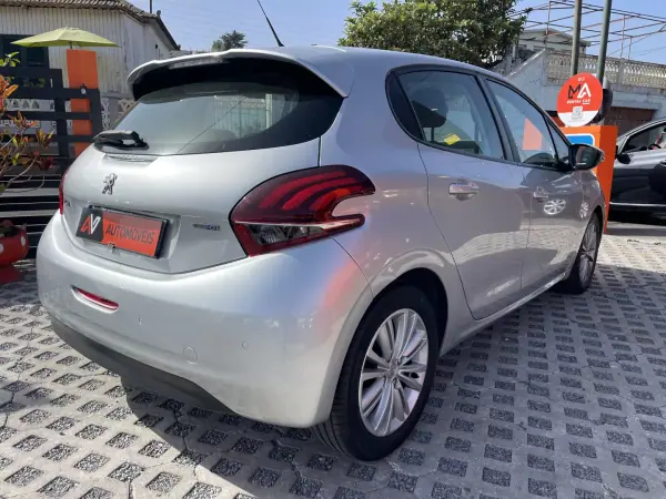 Peugeot 208 2016 - 13950 EUR, 129338 km - AUTO.MOTO.pt - 129338km - foto 7 de 12