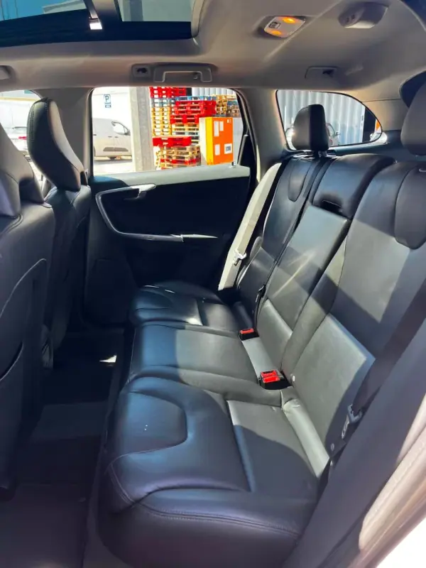 Volvo XC 60 2015 - 17900 EUR, 235971 km - 235971km - foto 15 de 23