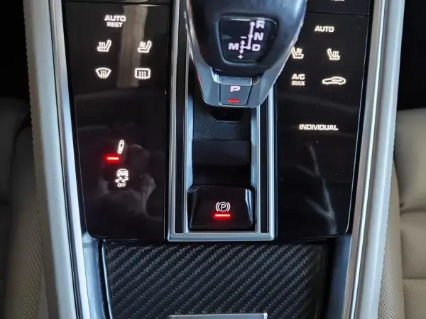 Porsche Panamera 2017 - 67750 EUR, 99900 km - AUTO.MOTO.pt - 99900km - foto 43 de 46
