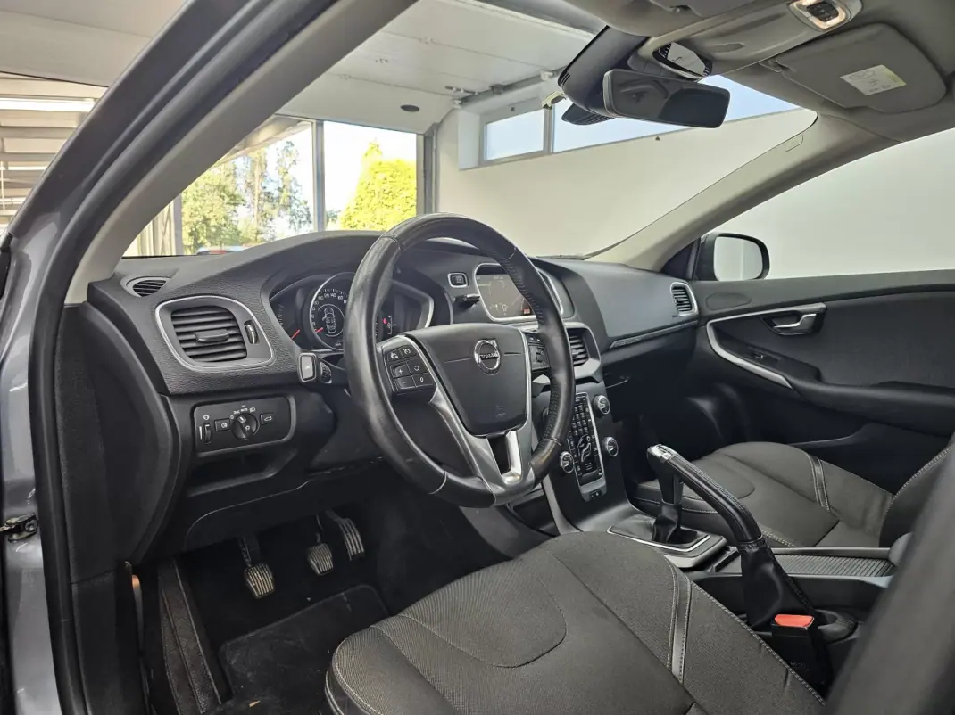 Volvo V40 Cross Country 2018 - 15000 EUR, 106816 km - 106816km - foto 12 de 40