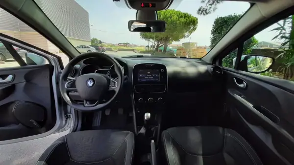 Renault Clio Sport Tourer 2018 - 11500 EUR, 89764 km - AUTO.MOTO.pt - 89764km - foto 32 de 46