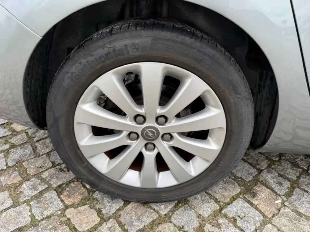 Opel Astra Sports Tourer 2011 - 7490 EUR, 175851 km - AUTO.MOTO.pt - 175851km - foto 9 de 21