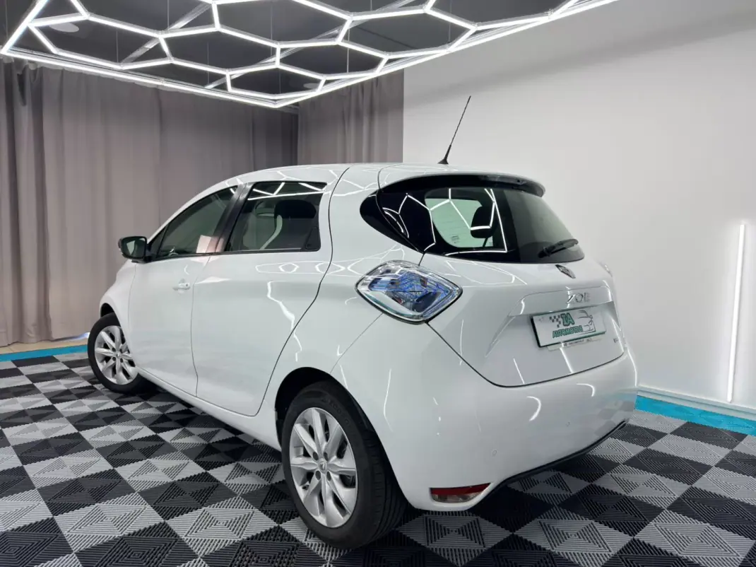 Renault Zoe 2018 - 10750 EUR, 64000 km - AUTO.MOTO.pt - 64000km - foto 5 de 18