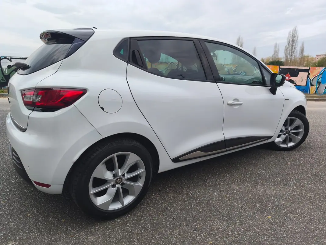 Renault Clio 2018 - 10950 EUR, 117726 km - AUTO.MOTO.pt - 117726km - foto 6 de 23