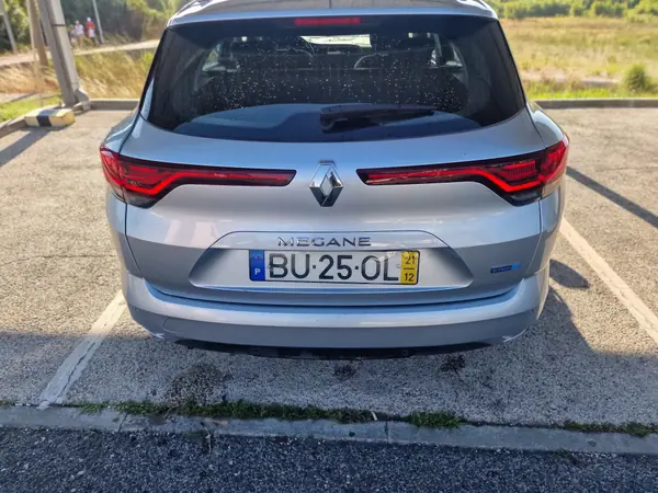 Renault Mégane E-Tech 2021 - 12900 EUR, 137000 km - AUTO.MOTO.pt - 137000km - foto 4 de 7