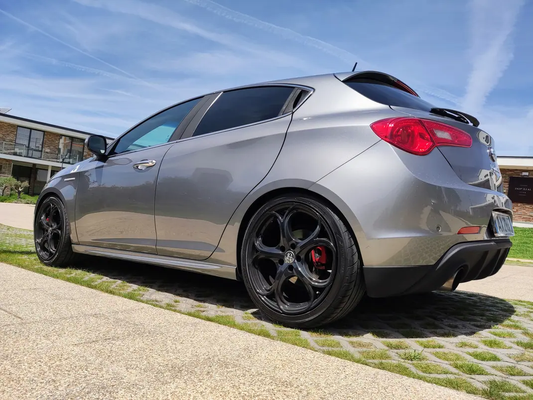 Alfa Romeo Giulietta 2013 - 17000 EUR, 107500 km - AUTO.MOTO.pt - 107500km - foto 3 de 10