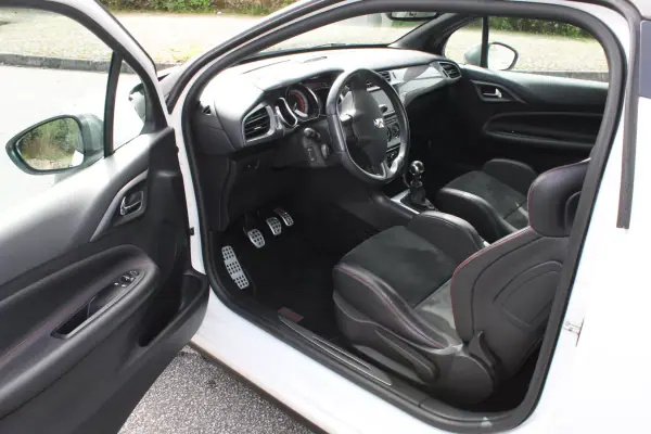 Citroën DS3 2012 - 16900 EUR, 52000 km - AUTO.MOTO.pt - 52000km - foto 19 de 33