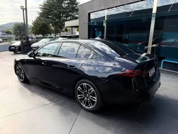 BMW 530e 2024 - 52900 EUR, 500 km - AUTO.MOTO.pt - 500km - foto 12 de 15