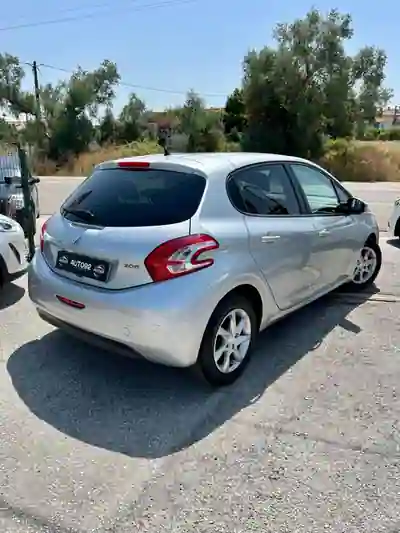 Peugeot 208 2013 - 8250 EUR, 213195 km - AUTO.MOTO.pt - 213195km - foto 3 de 12