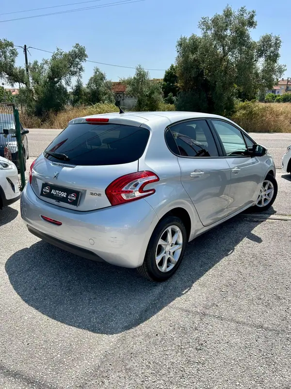 Peugeot 208 2013 - 8250 EUR, 213195 km - AUTO.MOTO.pt - 213195km - foto 3 de 12