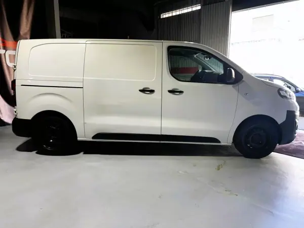 Opel Vivaro 2021 - 17000 EUR, 188500 km - AUTO.MOTO.pt - 188500km - foto 6 de 30