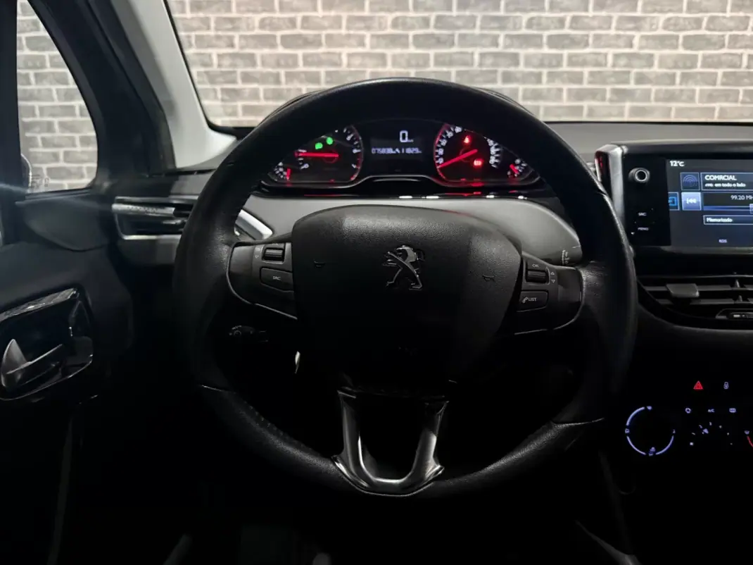 Peugeot 208 2014 - 8990 EUR, 75000 km - AUTO.MOTO.pt - 75000km - foto 12 de 13