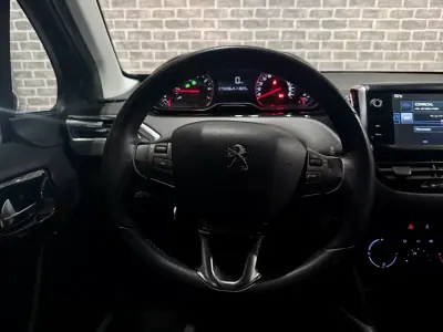 Peugeot 208 2014 - 8990 EUR, 75000 km - AUTO.MOTO.pt - 75000km - foto 12 de 13