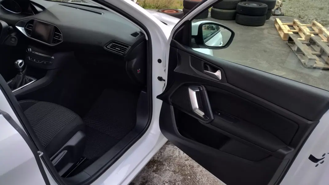 Peugeot 308 2019 - 11999 EUR, 99999 km - AUTO.MOTO.pt - 99999km - foto 22 de 35