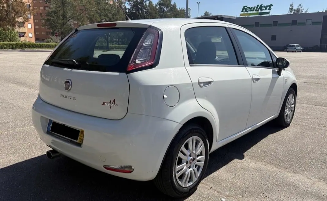 Fiat Punto 2015 - 6850 EUR, 76000 km - AUTO.MOTO.pt - 76000km - foto 5 de 13