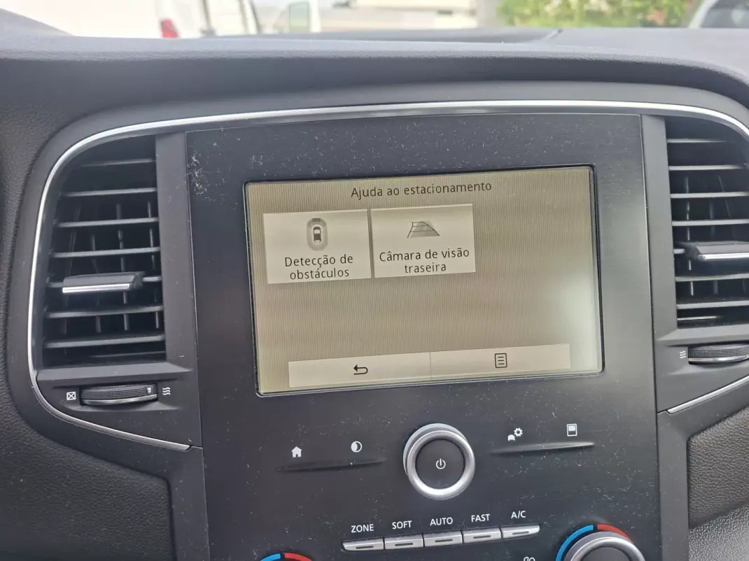 Renault Mégane Sport Tourer 2017 - 11530 EUR, 167840 km - AUTO.MOTO.pt - 167840km - foto 24 de 31