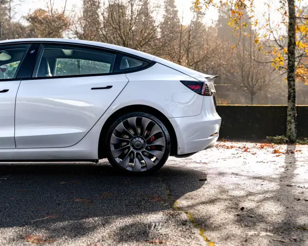 Tesla Model 3 2022 - 32990 EUR, 121900 km - AUTO.MOTO.pt - 121900km - foto 30 de 36