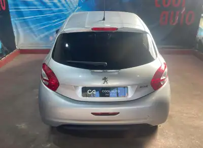 Peugeot 208 2013 - 6999 EUR, 195000 km - AUTO.MOTO.pt - 195000km - foto 12 de 35