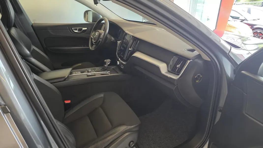 Volvo XC 60 2018 - 23500 EUR, 242396 km - AUTO.MOTO.pt - 242396km - foto 49 de 55