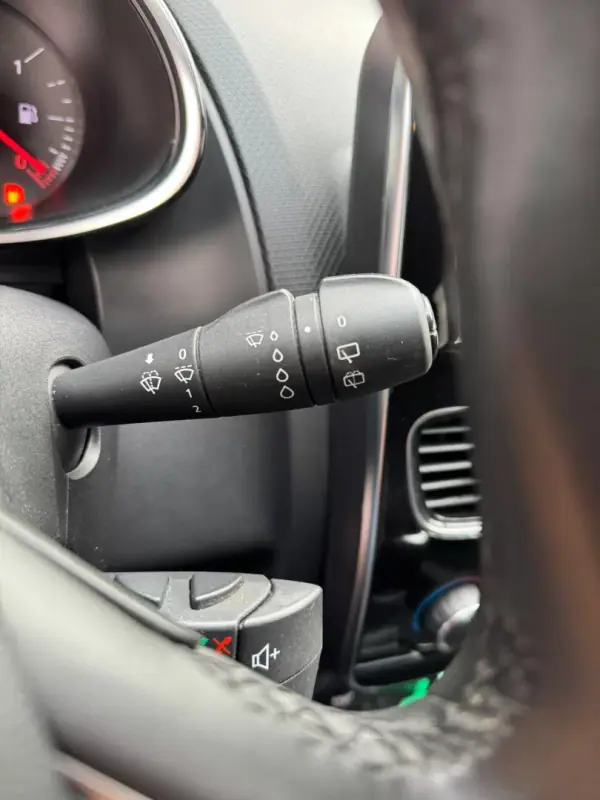 Renault Clio Sport Tourer 2019 - 11900 EUR, 191876 km - AUTO.MOTO.pt - 191876km - foto 9 de 18