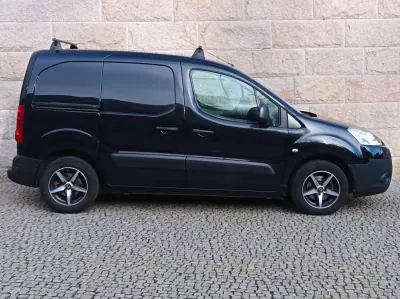 Peugeot Partner 2010 - 9990 EUR, 117500 km - AUTO.MOTO.pt - 117500km - foto 3 de 12