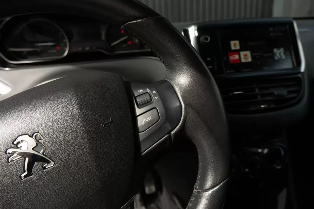 Peugeot 2008 2019 - 12999 EUR, 105150 km - AUTO.MOTO.pt - 105150km - foto 22 de 25