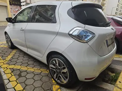 Renault Zoe 2019 - 7850 EUR, 130850 km - AUTO.MOTO.pt - 130850km - foto 20 de 22
