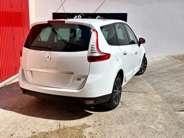 Renault Grand Scénic 2011 - 8900 EUR, 199000 km - AUTO.MOTO.pt - 199000km - foto 18 de 20