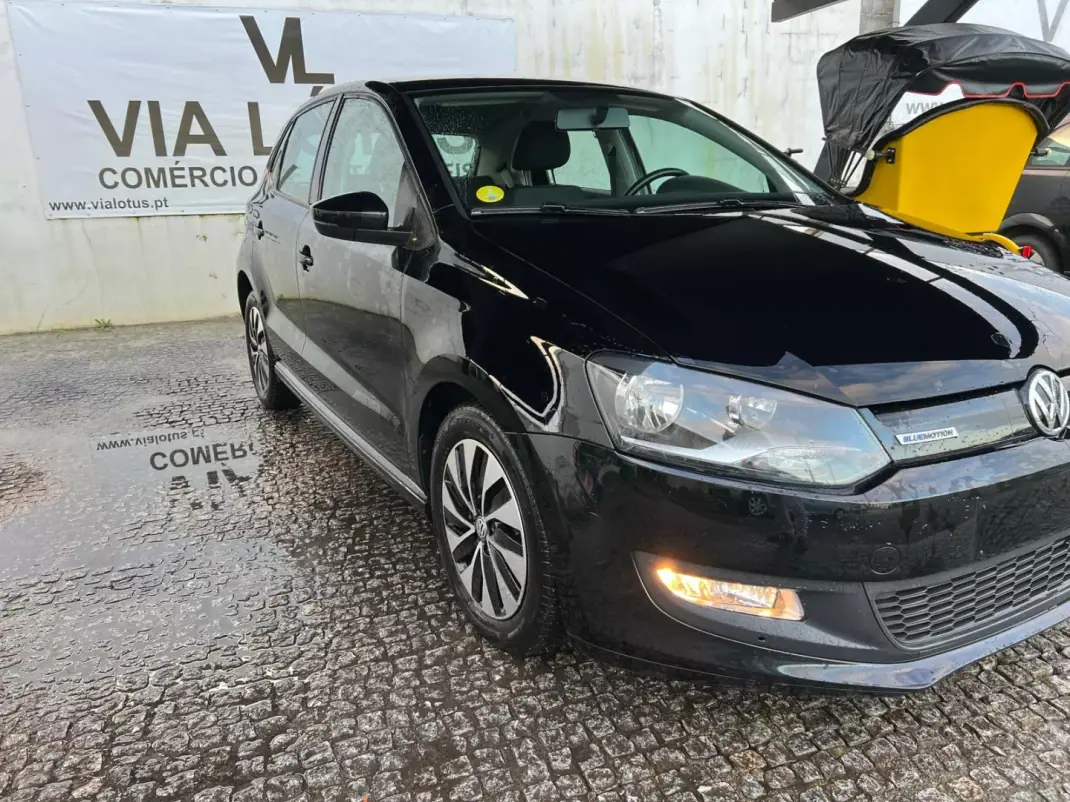 Volkswagen Polo 2015 - 8500 EUR, 150350 km - AUTO.MOTO.pt - 150350km - foto 3 de 11