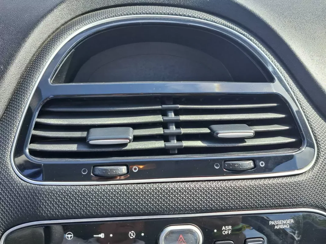 Fiat Punto 2017 - 8900 EUR, 69772 km - AUTO.MOTO.pt - 69772km - foto 36 de 39