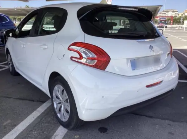 Peugeot 208 1.4 HDi Active 2014 Diesel — 101 000 km · Ilha da Madeira Peugeot 208 1.4 HDi Active 2014 Diesel