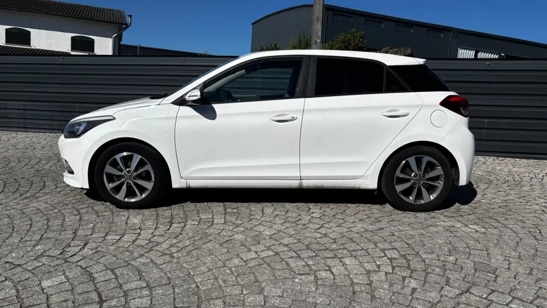 Hyundai i20 2017 - 11390 EUR, 78000 km - AUTO.MOTO.pt - 78000km - foto 2 de 20